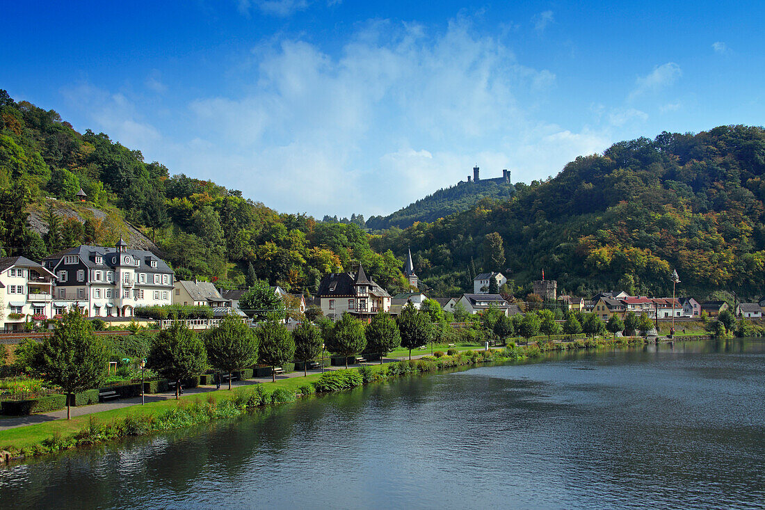 Blick über die Lahn auf Balduinstein, Schaumburg im Hintergrund, Rheinland-Pfalz, Deutschland