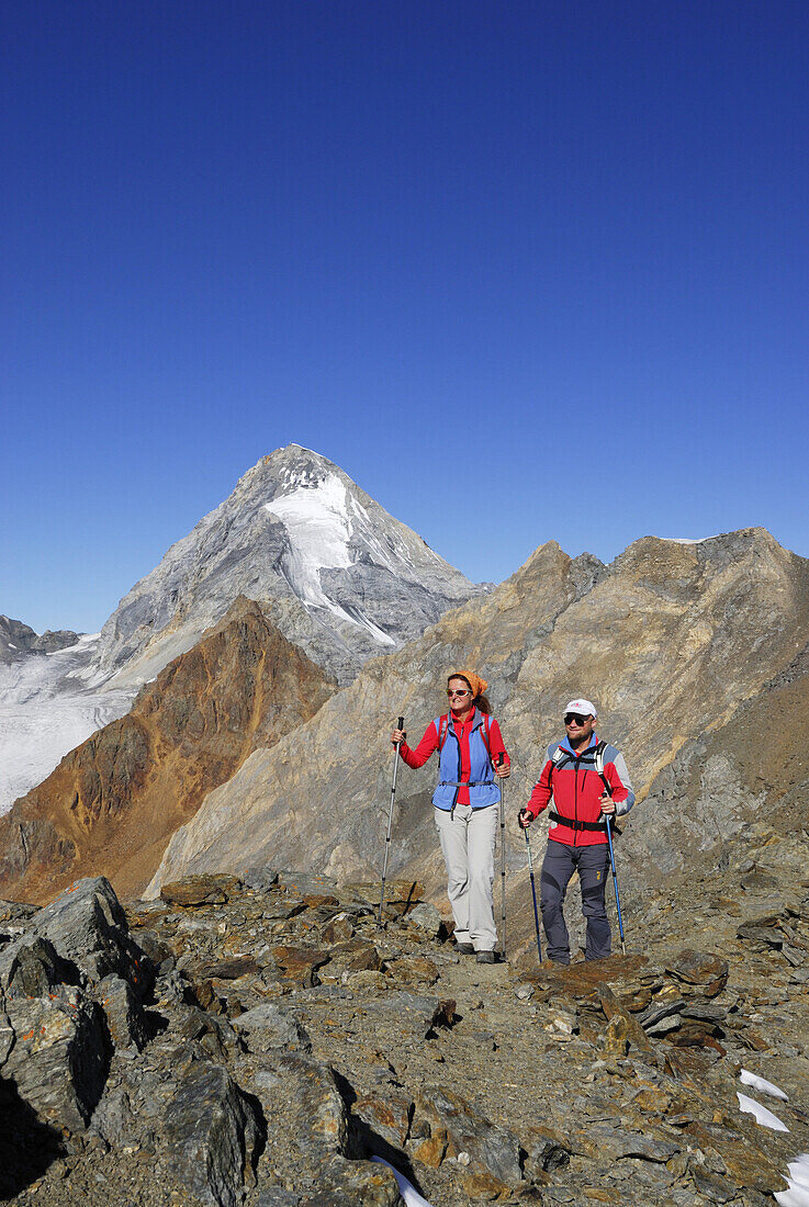 Zwei Bergwanderer beim Aufstieg zur Suldenspitze, Ortlergruppe, Trentino-Südtirol, Italien