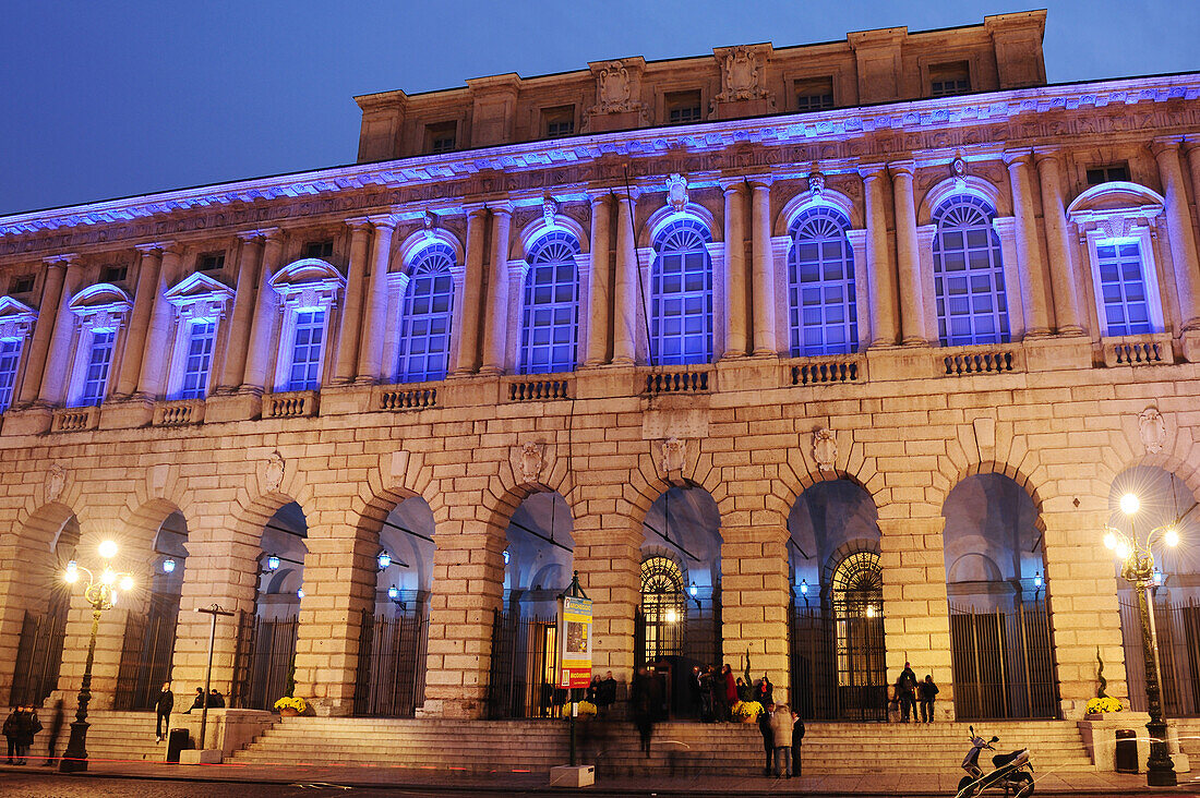 Palazzo della Gran Guardia am Abend, Verona, Venetien, Italien