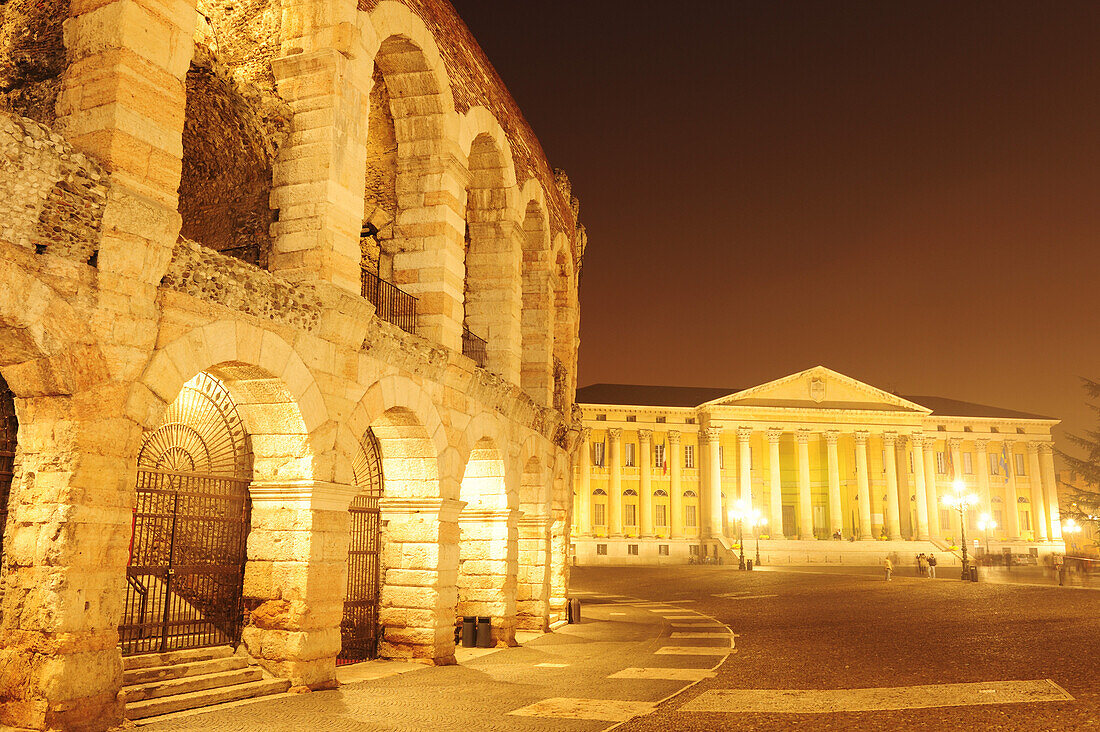 Beleuchtetes Amphitheater, Verona, Venetien, Italien