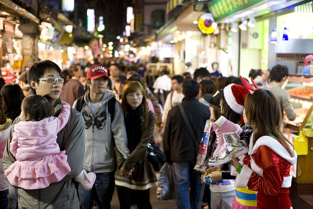 Shilin Nachtmarkt, drei chinesische Mädchen bieten Schuhe an, Taipeh, Republik China, Taiwan, Asien