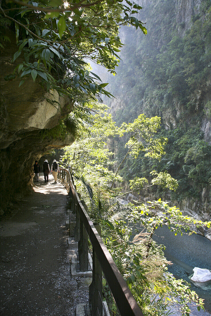 Menschen wandern in der Taroko Schlucht im Taroko Nationalpark, Marmorschlucht, Liwu Fluss, Tienhsiang, Tianxiang, Republik China, Taiwan, Asien