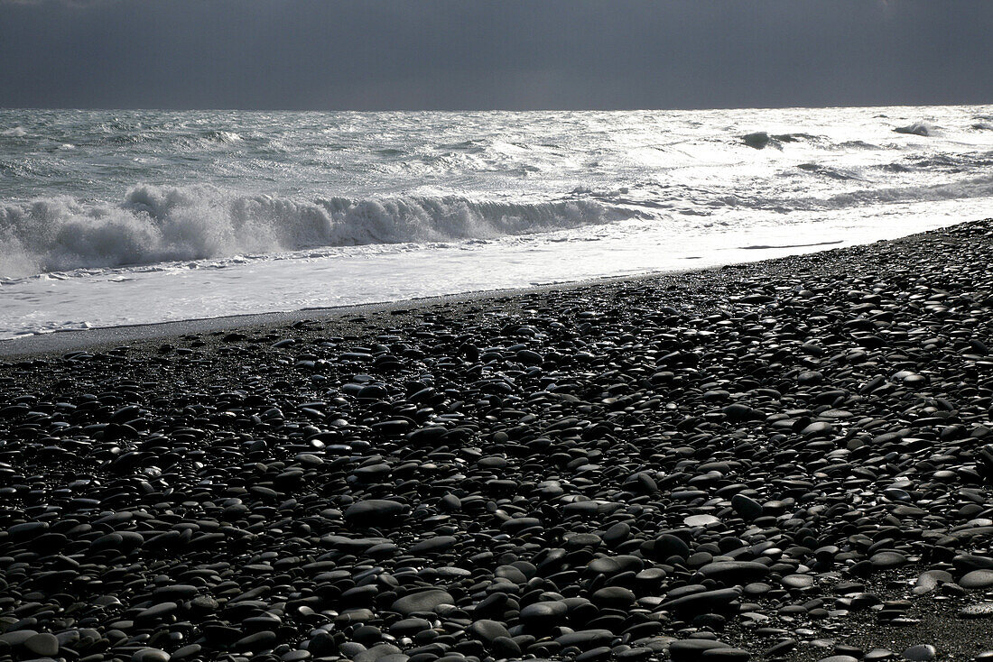 Wellen und Strand mit schwarzen Steinen, Kenting Nationalpark, Kenting, Kending, Republik China, Taiwan, Asien