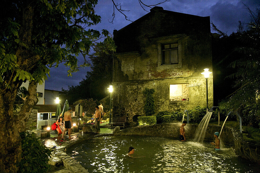 Menschen baden in einem Pool aus heissen Quellen am Abend, Sichongxi, Sichongshi, Kenting, Kending, Republik China, Taiwan, Asien