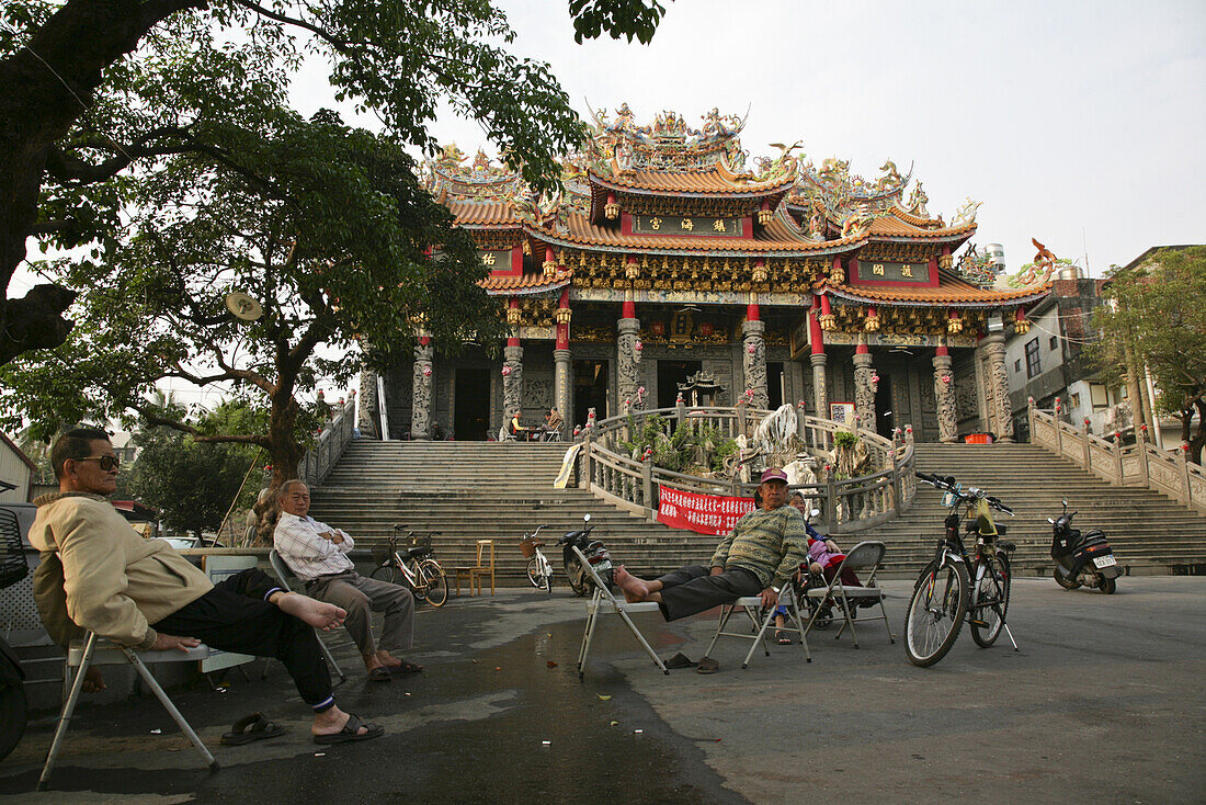 Alte Männer sitzen vor einem Tempel, Donggang, Republik China, Taiwan, Asien