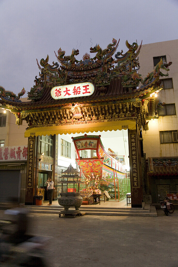 Tor zu beleuchteter Halle mit grossem Boot, seltenes Donggang Königs-Boot-Ritual, Wangchuan daye, Donggang, Republik China, Taiwan, Asien