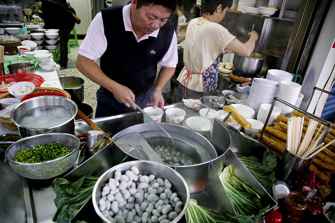 Menschen kochen in einer Nudelküche in Tainan, Republik China, Taiwan, Asien