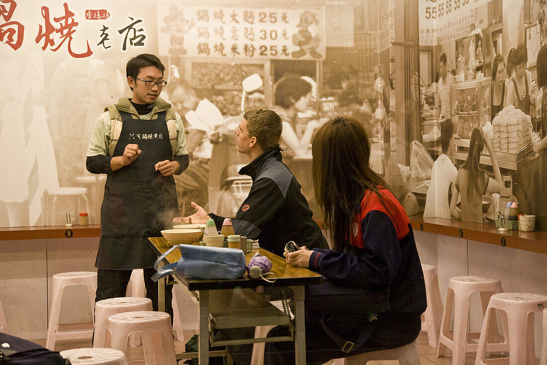 Menschen im taiwanischen Nudelrestaurant Chi Kin Dandanmian, Tainan, Republik China, Taiwan, Asien