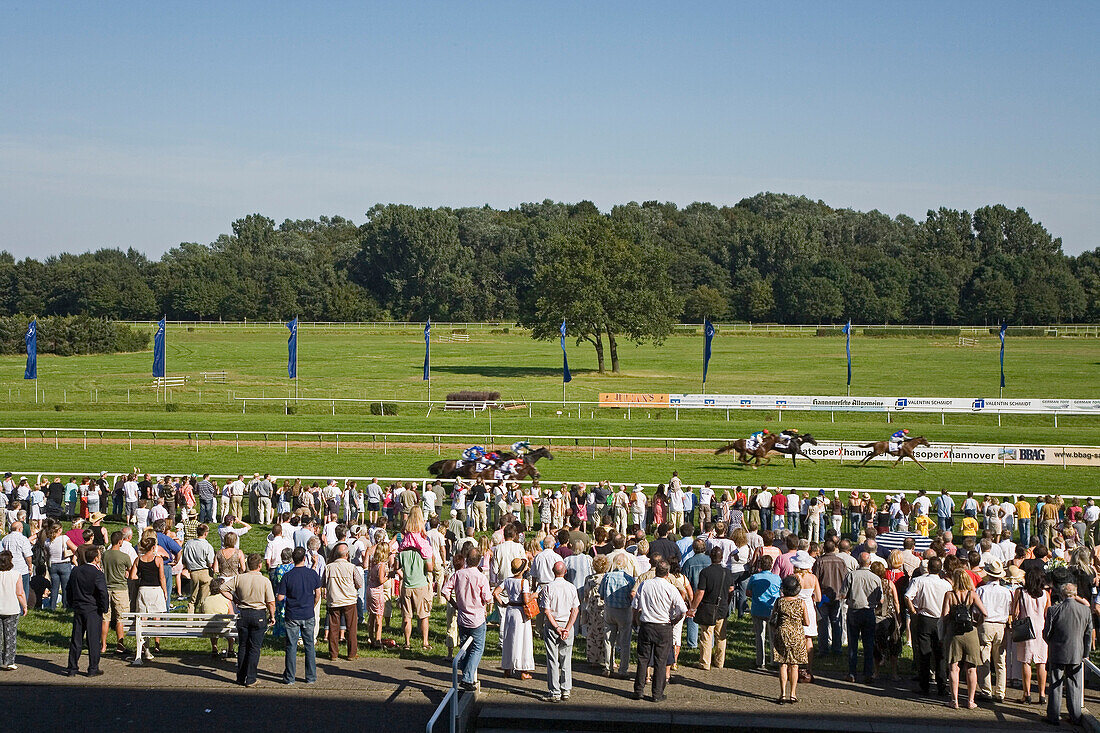 Galopprennen auf der Neuen Bult in Langenhagen, Besucher, Rennpferde, Rennbahn, Jockeys