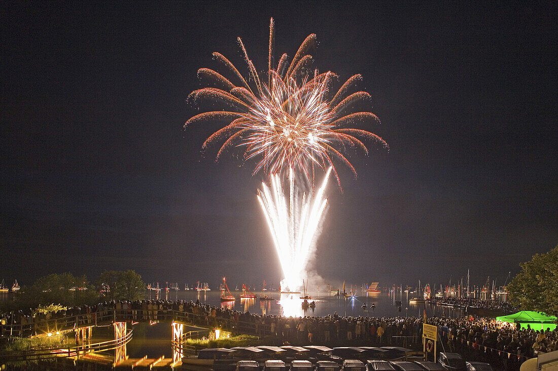 Höhenfeuerwerk über dem Steinhuder Meer, Niedersachsen, Deutschland