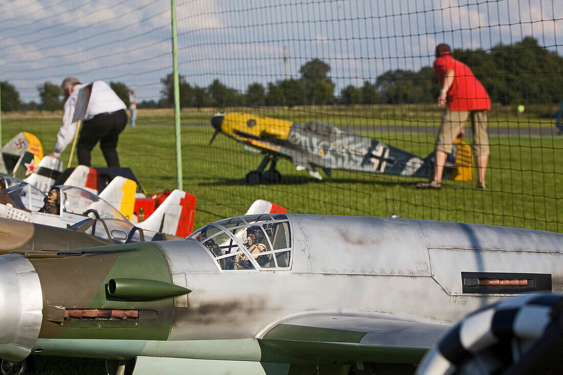 Flugtag beim zehnjährigen Jubiläum des Modellbauclubs Lehrte, Flugshow von maßstabsgetreue Modelle von Düsenjets, Kampfflugzeugen, Doppeldecker