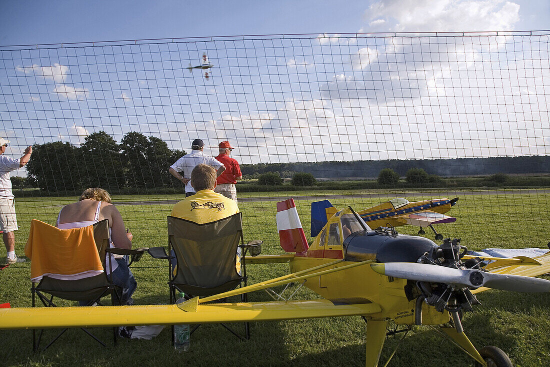 Flugshow mit Modellflugzeugen, Lehrte, Niedersachsen, Deutschland