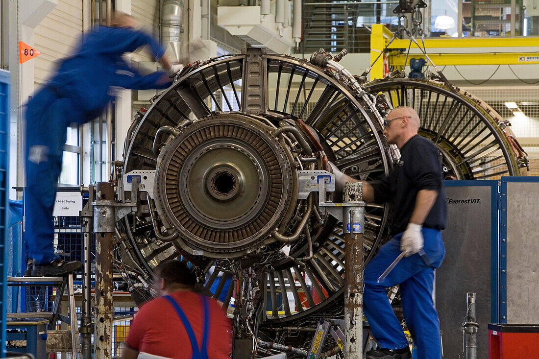 Triebwerküberholung bei MTU am Flughafen Langenhagen, Monteure arbeiten an einem zerlegten Triebwerk