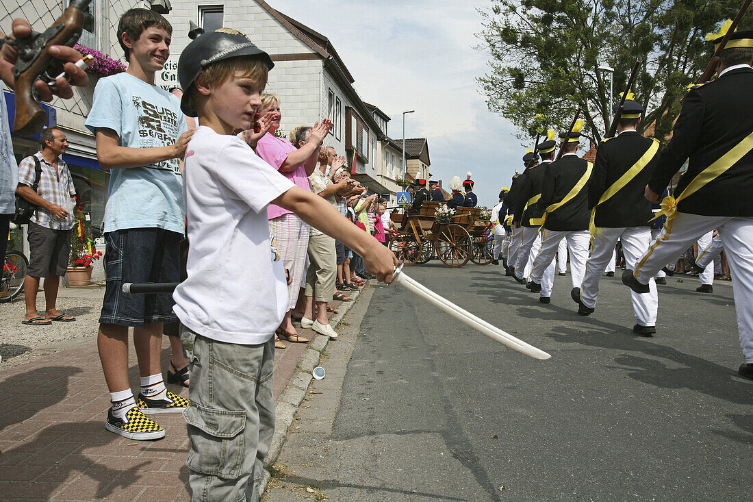 Spectators, marksmen's festival parade, Wennigsen, Lower Saxony, Germany