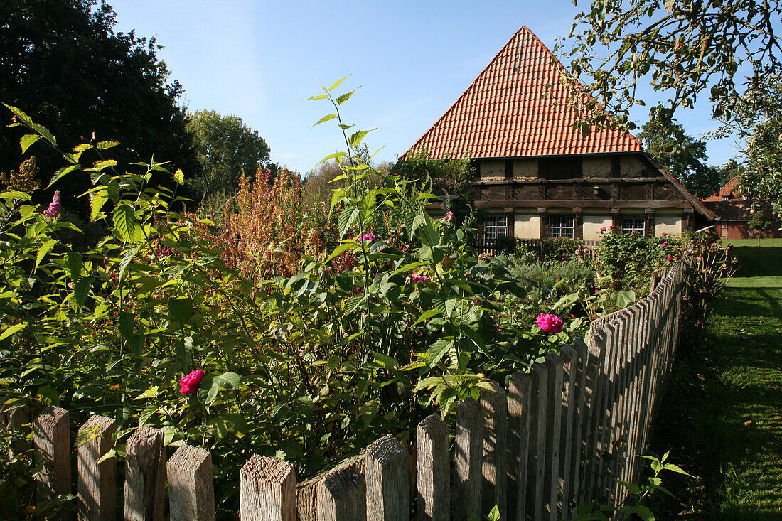 Zwei-Ständer-Kübbungshaus in Uetze-Wackerswinkel, Baudenkmal, Zweiständerhaus, Fachwerkhaus, Ziegeldach, Blumengarten