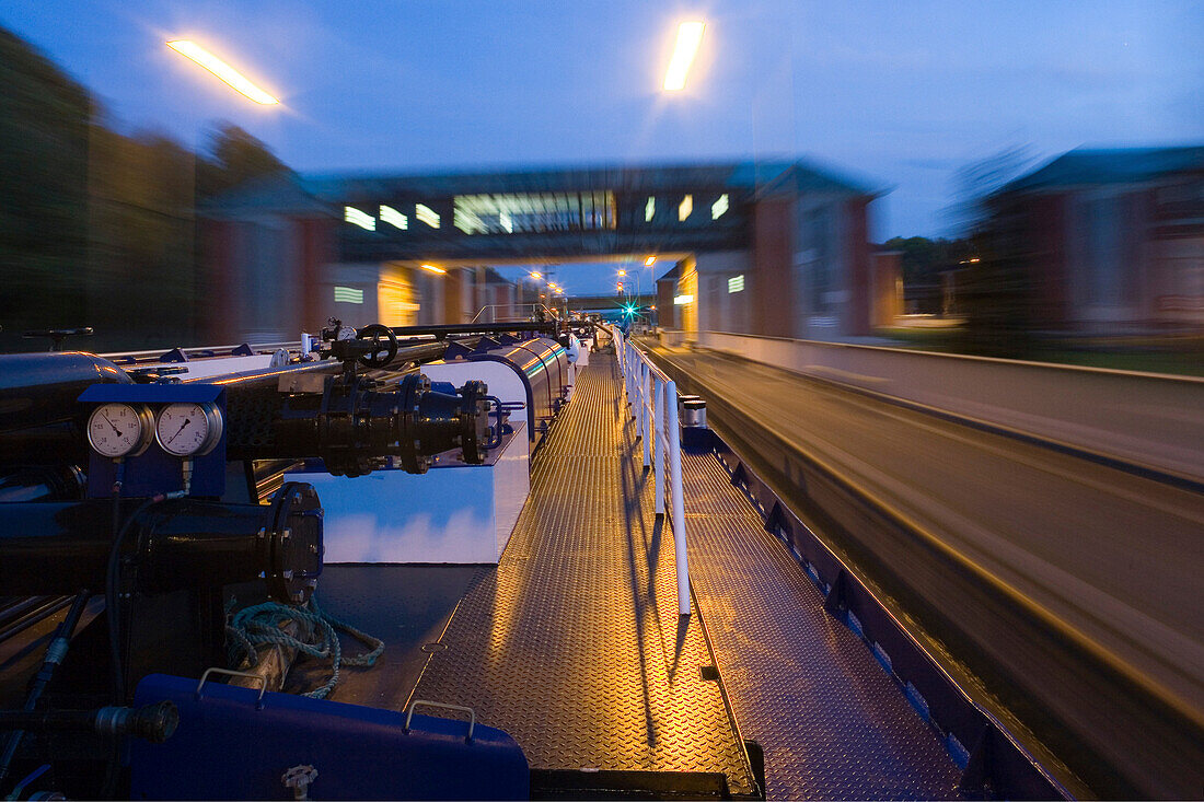 Binnenschiff, Tankschiff bewegt sich in der Hindenburgschleuse, Schleusenkammer, Brücke, Bewegung, Beleuchtung, Nachtaufnahme