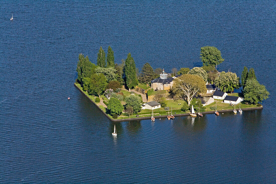 Luftbild Insel Wilhelmstein im Steinhuder Meer, Segelboot, Festung, Warnleuchte, Leuchtturm, Bäume