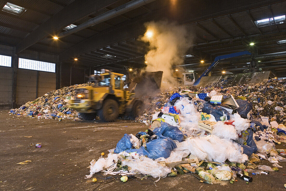 Müllhaufen in einer Abfallsortierungsanlage, Hannover-Lahe, Niedersachsen, Deutschland