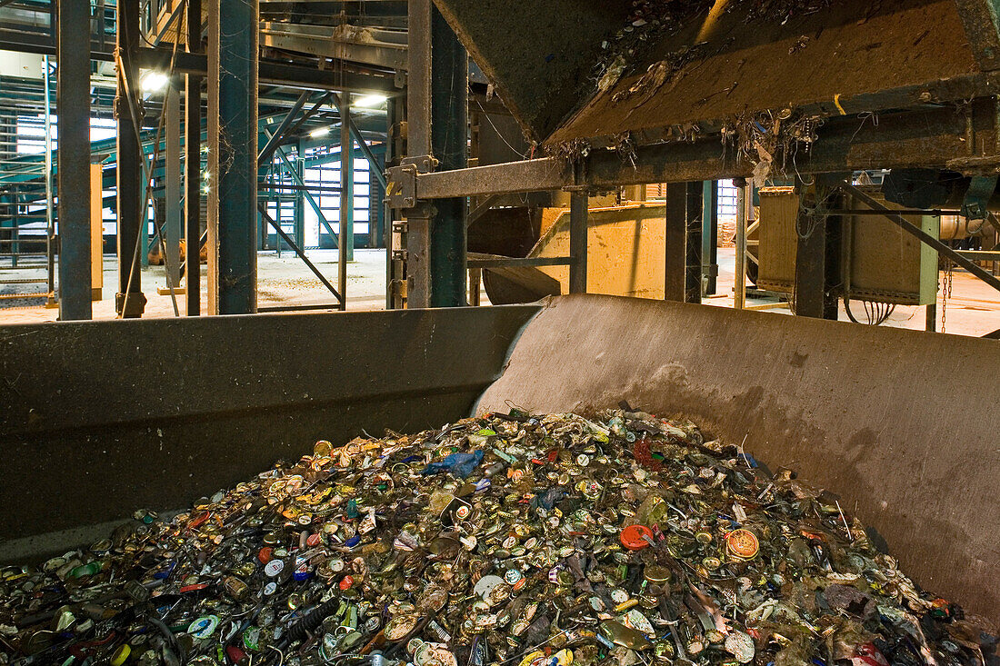 Müllsortierung im Abfallbehandlungszentrum der aha in Hannover-Lahe, Radlader zwischen Müllbergen