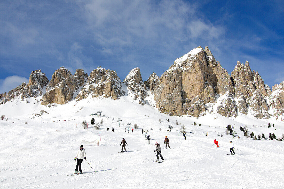 Skifahrer bei Wolkenstein, Santa Caterina, Grödner Joch, Sella Ronda, Südtirol, Italien