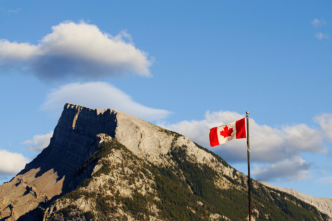 Mount Rundle, Banff, Kanadische Flagge, Alberta, Kanada