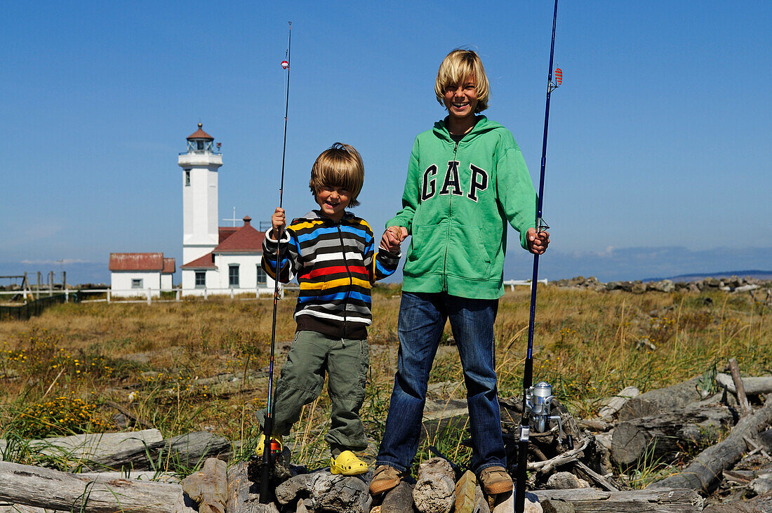 Kinder beim Fischen, Fort Worden State Park, Port Townsend, Washington State, USA, MR