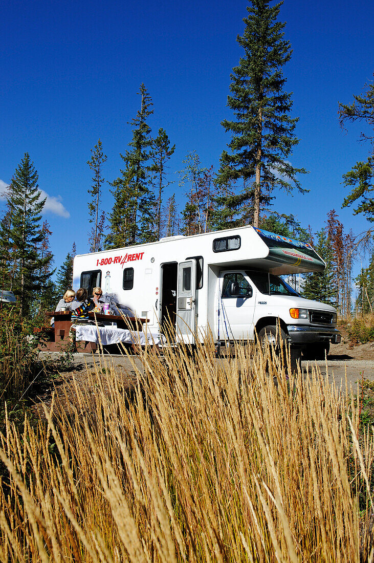 Familie mit Campingmobil, British Columbia, Kanada