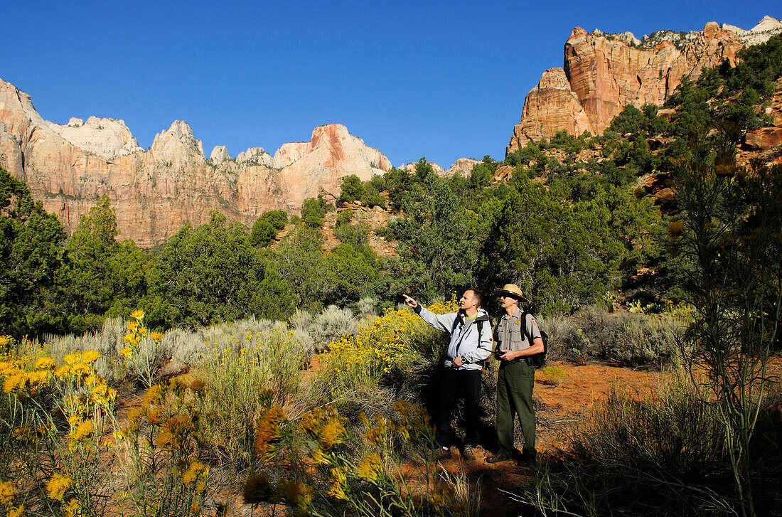 Hiker and Ranger, Towers of the Virgin, Zion Nationalpark, Utah, USA