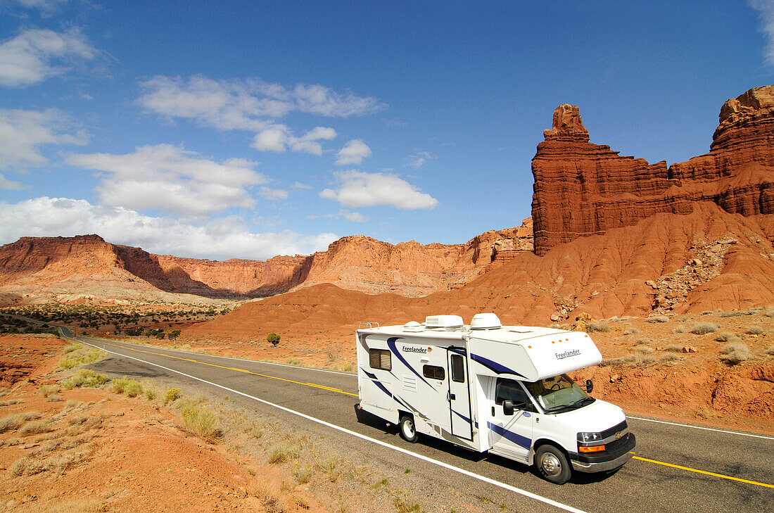 Camping Mobil,  Chimney Rock, Capitol Reef National Park, Utah, USA