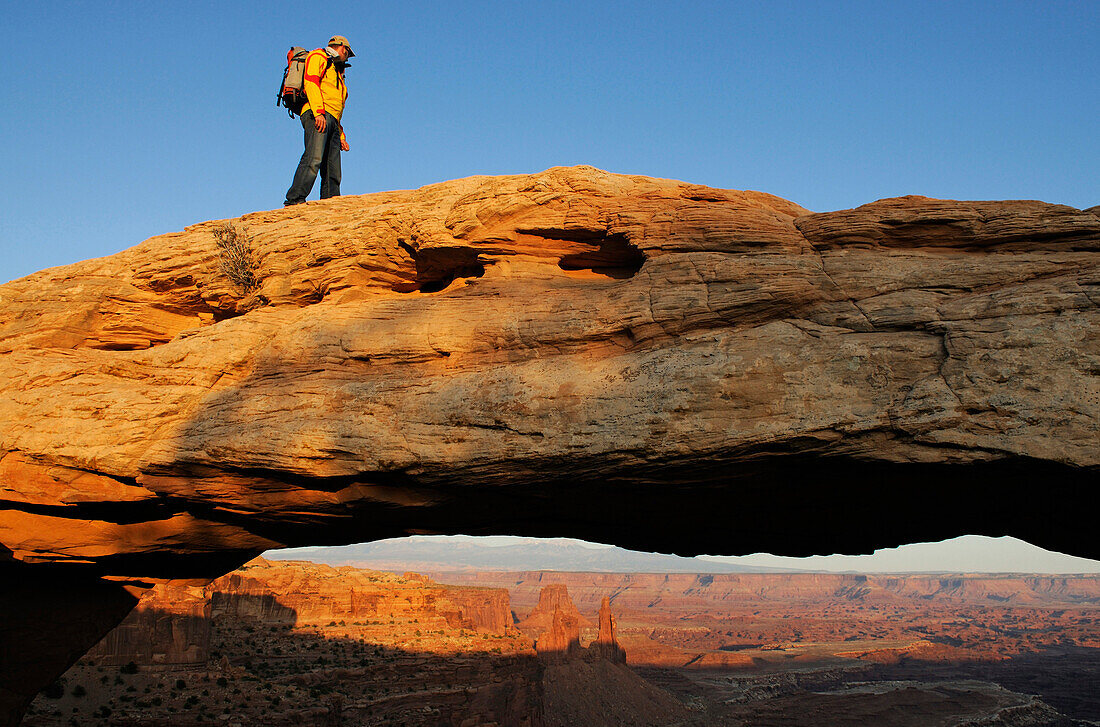 Wanderer, Mesa Arch, Canyonlands Nationalpark, Utah, USA, MR