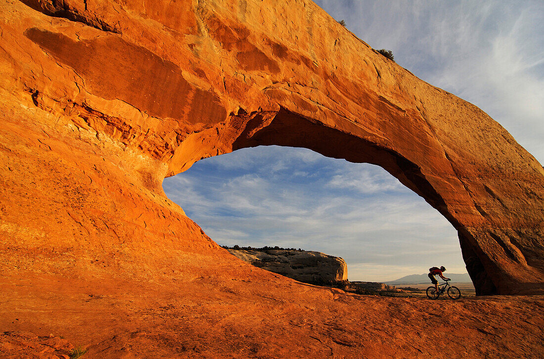 Mountain biker, Wilson Arch, Moab, Utah, USA