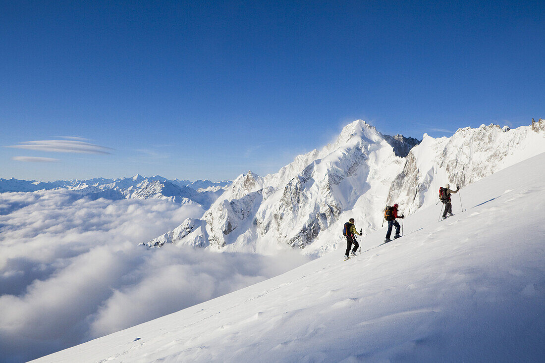 Drei Skitourengeher im Aufstieg, Val Ferret, Kanton Wallis, Schweiz