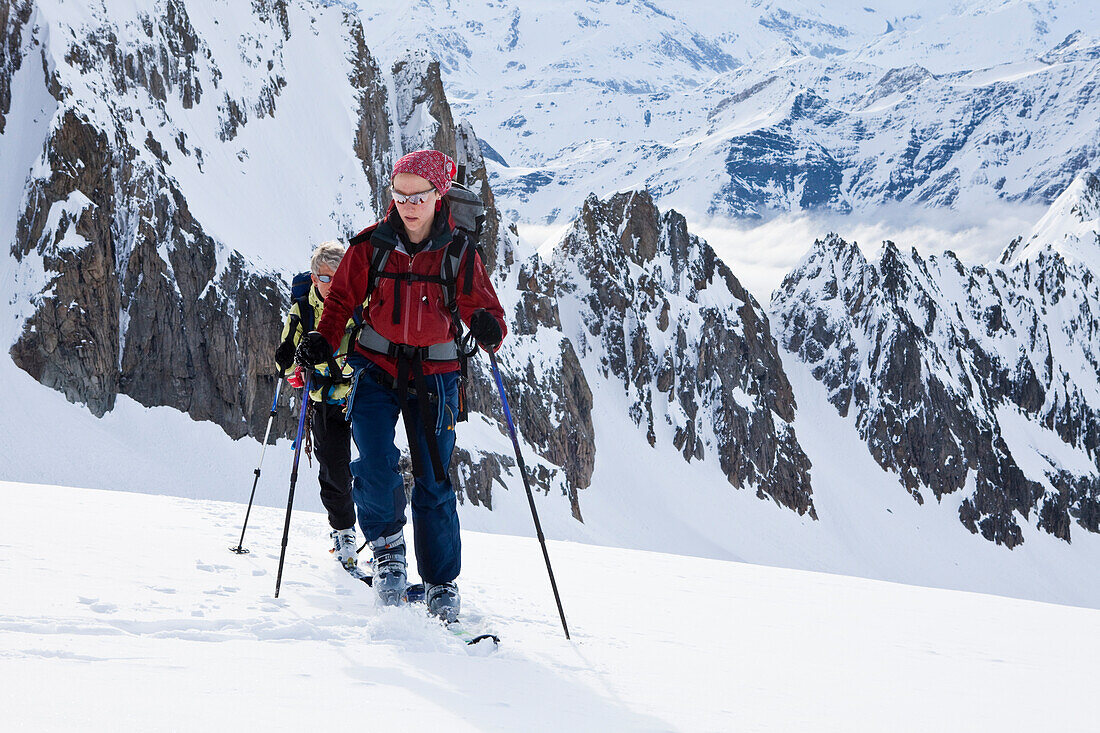 Zwei Skitourgeherinnen im Aufstieg, Val Ferret, Kanton Wallis, Schweiz