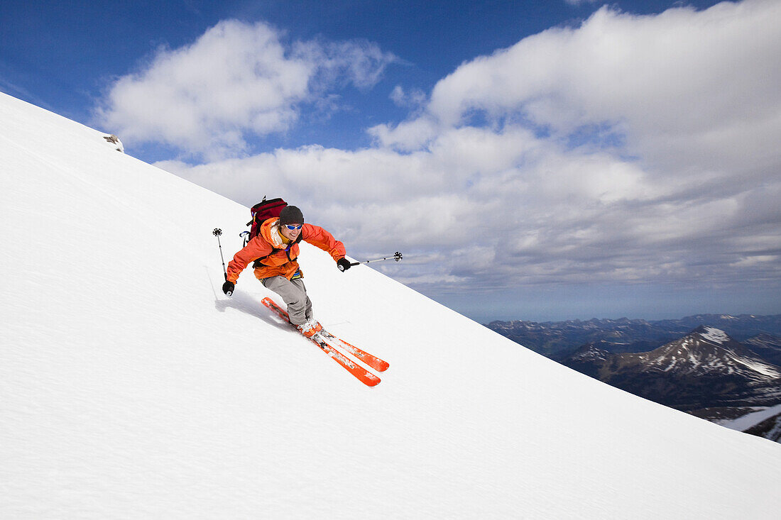 Skifahrerin fährt bergab, Wildhorn, Berner Alpen, Kanton Wallis, Schweiz