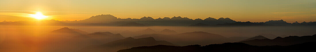 Sonnenuntergang über Monte Rosa und Walliser Alpen, Tessiner Alpen im Vordergrund, Monte Bisbino, Comer See, Lombardei, Italien