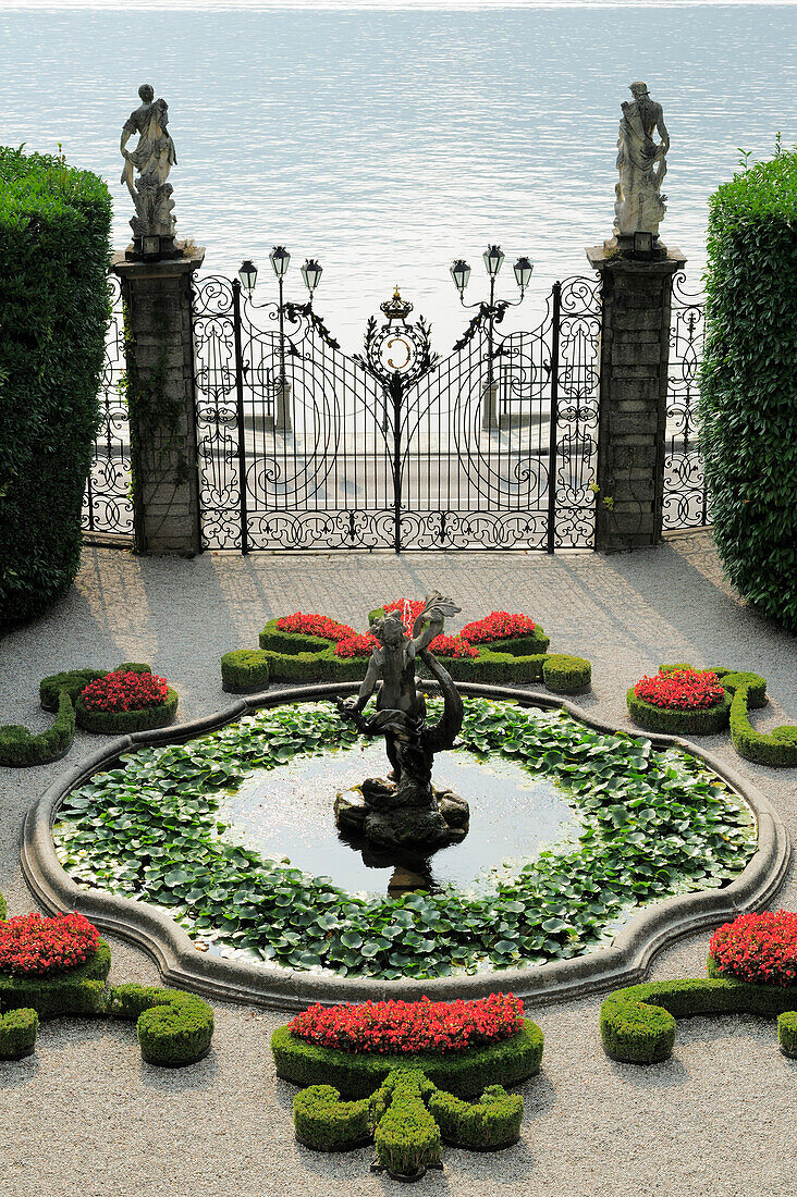 Springbrunnen und Tor, Villa Carlotta, Tremezzo, Comer See, Lombardei, Italien