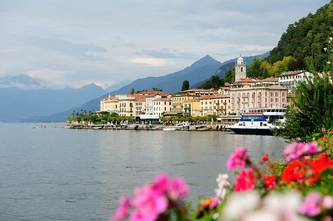 Blick über Comer See auf Bellagio, Lombardei, Italien