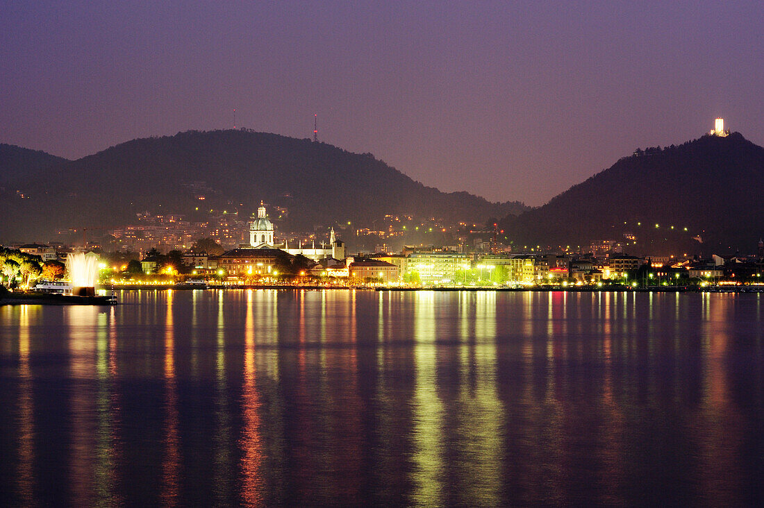 Blick über Comer See auf Como bei Nacht, Lombardei, Italien