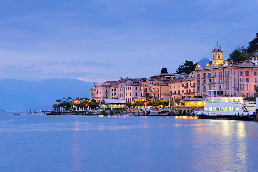 Blick über Comer See auf Bellagio, Lombardei, Italien