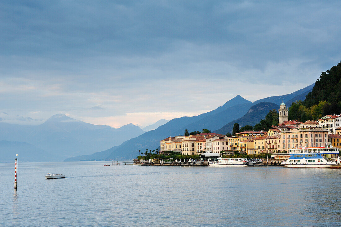 Blick über Comer See auf Bellagio, Lombardei, Italien