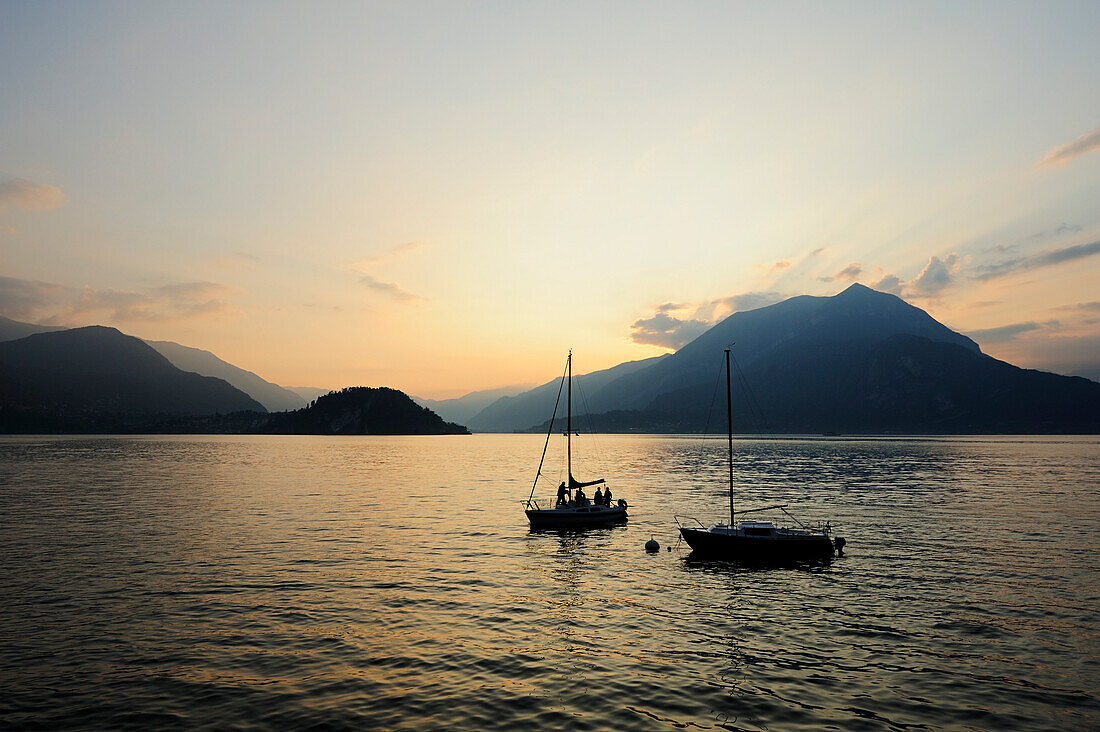 Zwei Segelboote auf Comer See, Monti Lariani im Hintergrund, Lombardei, Italien