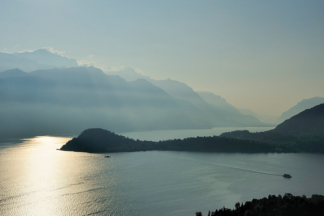 Comer See mit Halbinsel Bellagio, Bergamasker Alpen im Hintergrund, Lombardei, Italien
