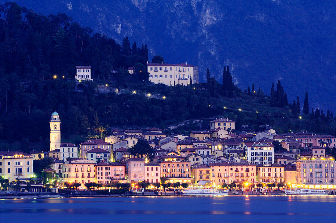 Blick auf Bellagio bei Nacht, Comer See, Lombardei, Italien