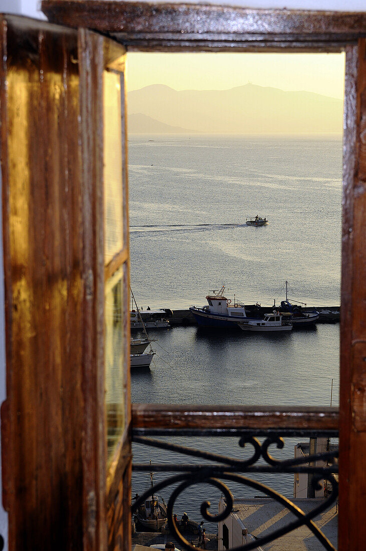 Blick durch ein Fenster auf den Hafen, Naxos-Stadt, Insel Naxos, Kykladen, Griechenland, Europa