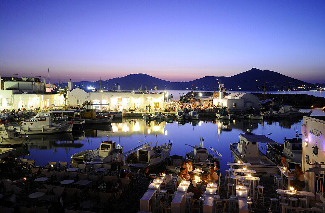 Menschen in Restaurants am Hafen am Abend, Naoussa, Insel Paros, Kykladen, Griechenland, Europa