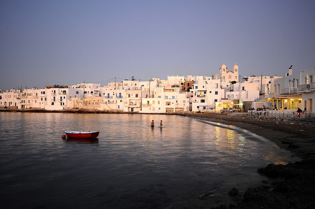 Häuser am Wasser im Abendlicht, Naoussa, Insel Paros, Kykladen, Griechenland, Europa