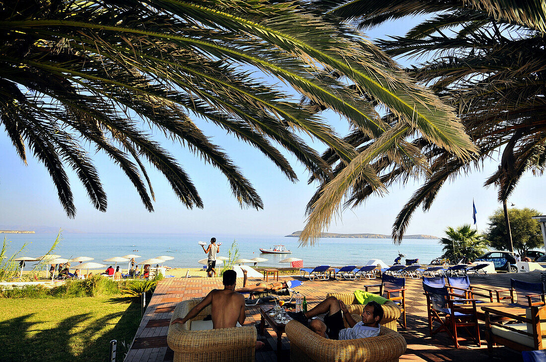 Menschen auf einer schattigen Terrasse mit Meerblick, Südküste, Insel Paros, Kykladen, Griechenland, Europa