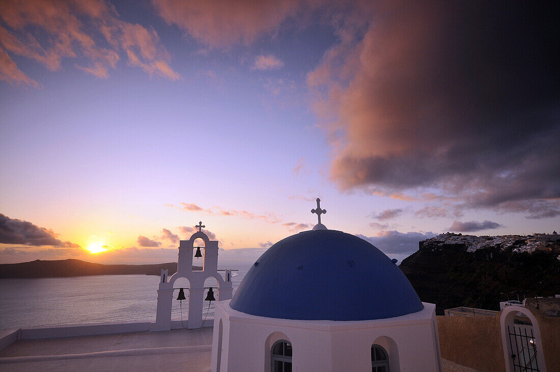 Kapelle an der Gerasimos Kirche bei Sonnenuntergang, Firostefani an der Caldera, Santorin, Kykladen, Griechenland, Europa