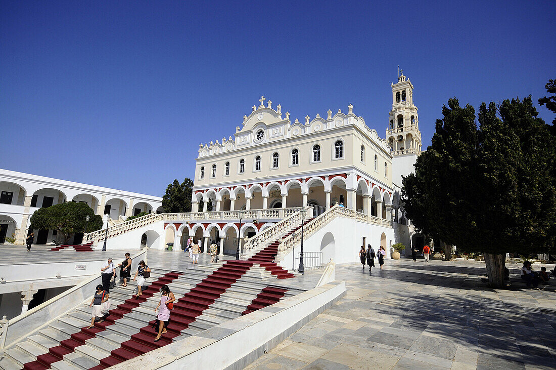 Menschen auf der Treppe vor der Wallfahrtsbasilika Panagia Evangelistria, Tinos-Stadt, Insel Tinos, Kykladen, Griechenland, Europa
