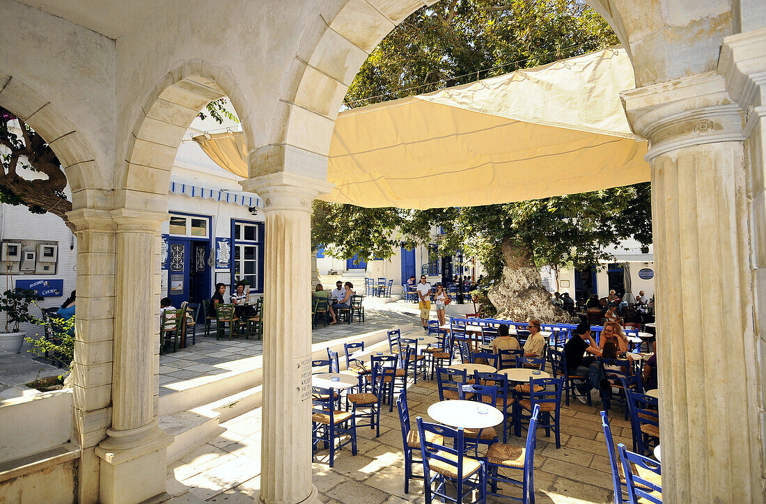 Menschen auf der Terrasse eines Restaurants, Pirgos, Insel Tinos, Kykladen, Griechenland, Europa
